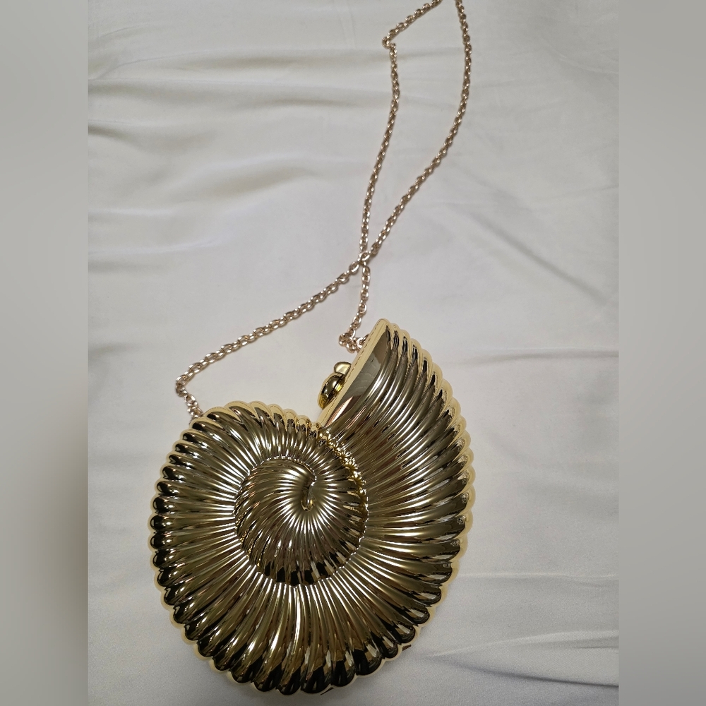 Gold Shell-Shaped Bag - Picture 2 of 3